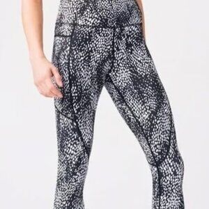 Zyia Black Viper Pocket Light N Tight Size 4